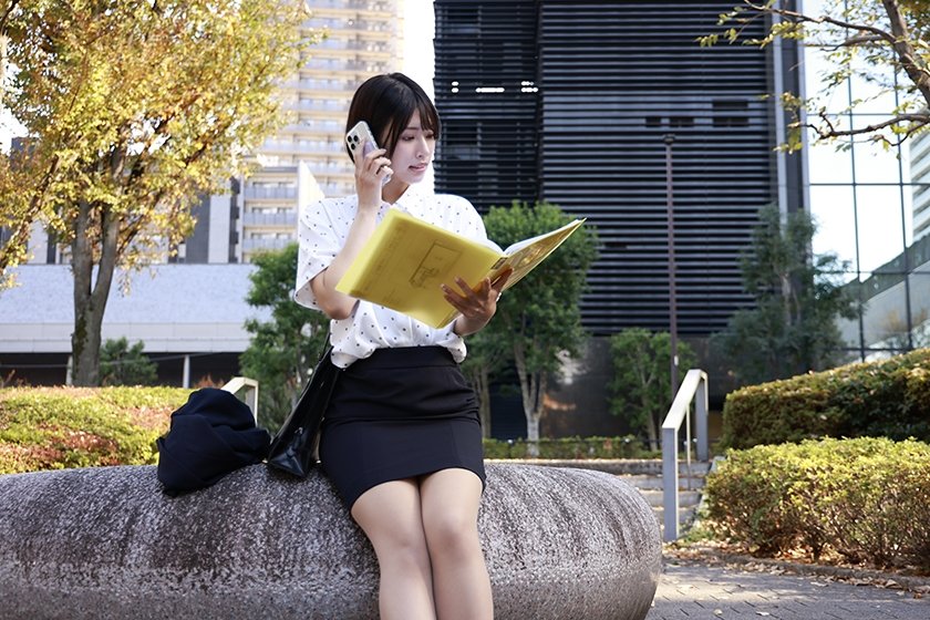 「私、競泳水着好きでごめんなさい…」 いつも競泳水着を着て興奮しています 服の下に水着を着て働くOL1枚目