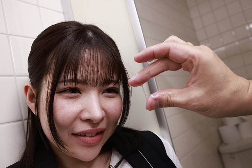 週に1回僕の家に来てくれてヌイてくれる近所の人妻 ～キスするだけで興奮汁をビショビショに垂らしてエロがってくる～ パチンコ店員 えま 34歳1枚目