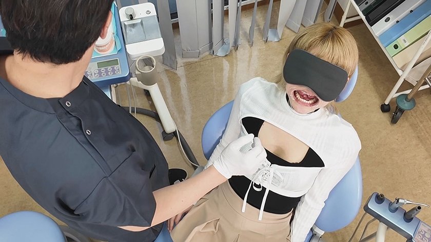 お口の中をじっくり見せてくれませんか？～アパレル店員はるのさん～ 藍瀬ミナ1枚目