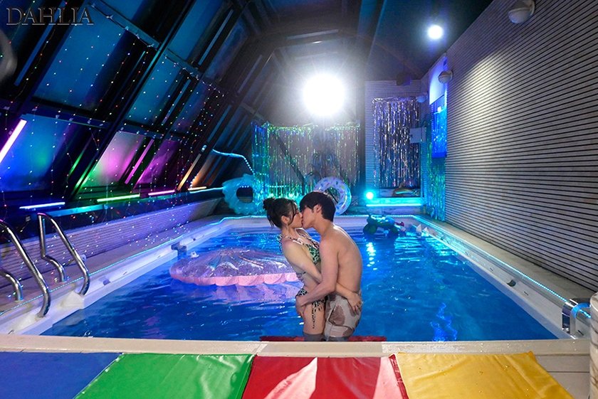 妻の大親友がナイトプールで逆NTR『脱いだらモデル級のビキニ姿に興奮して勃起しているのがバレて…笑顔の誘惑に我慢できず何度も浮気中出ししちゃいました。』 三葉ちはる5枚目