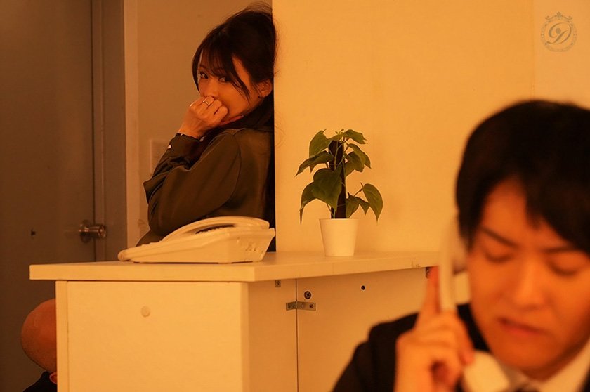 人妻秘書 机の下の密かなクンニ情事―。 小沢菜穂5枚目