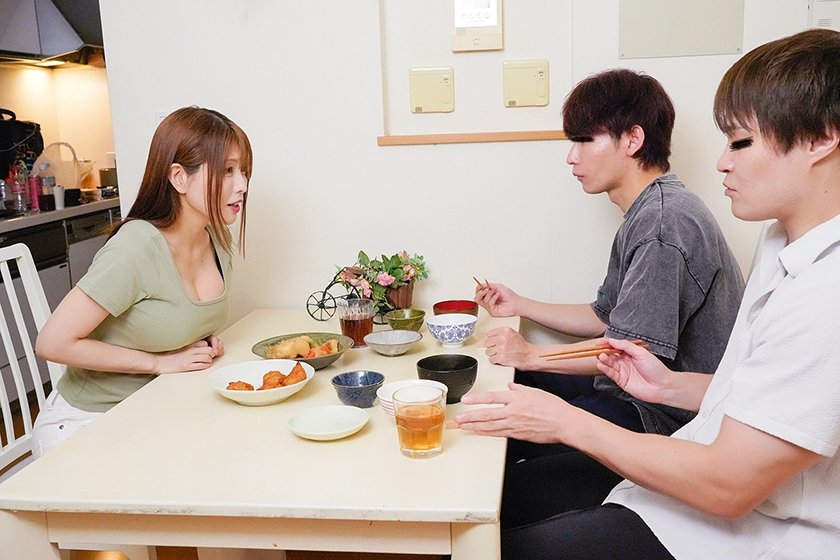 「二人だけの秘密ね...」せんずり臭い父子家庭の家族全員をデカ尻で誘惑！声が出せない状況で膣内搾精するヤリマン家政婦2枚目