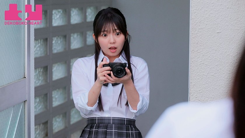 クラスで一番美人なマドンナのパンチラが撮れちゃった！？パンツ写真をオカズにマンズリしていたらバレちゃったけど相互オナニーで好きが溢れて校内レズに発展した 松井日奈子 泉りおん1枚目