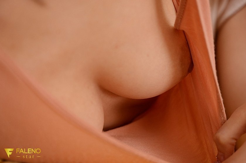 妹の彼氏をゆるゆる部屋着のビンビン勃起乳首で誘惑するNTRお姉さん RARA1枚目