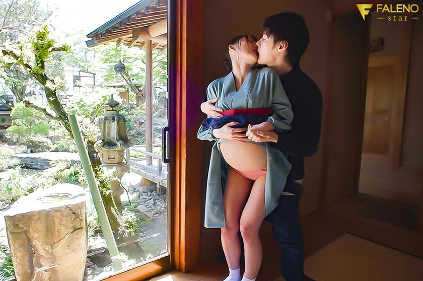 子作り目的でやってきた新婚旅行中の旦那さんをこっそり寝取り淫語で誘惑SEXしちゃう仲居さん 御園もも9枚目
