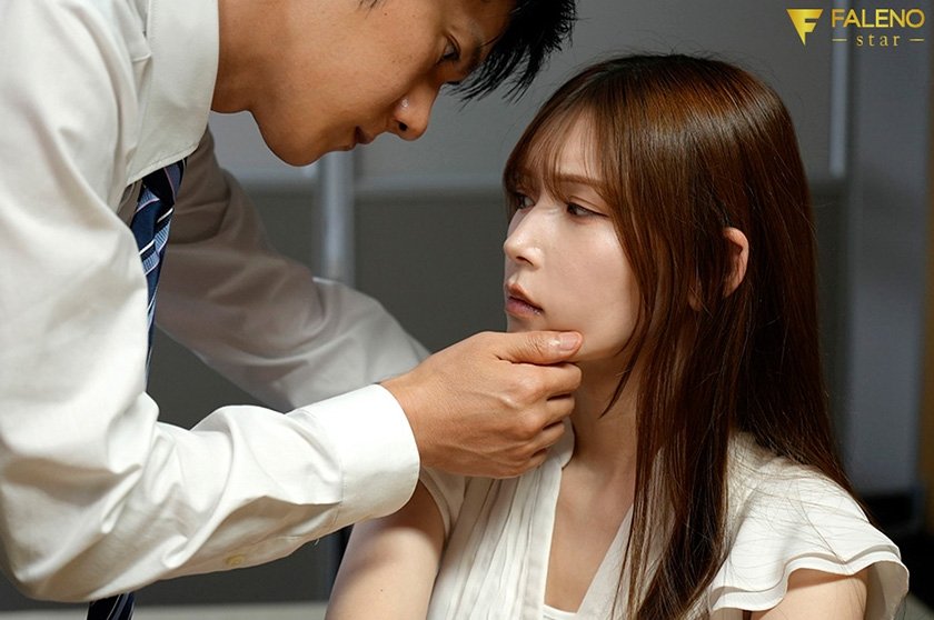 無愛想な美人同僚とお酒の勢いでホテルに行ったら睨まれながらもチ●ポとオマ●コの相性ピッタリ過ぎて残業の度に密会セックスする関係に… 明里つむぎ1枚目