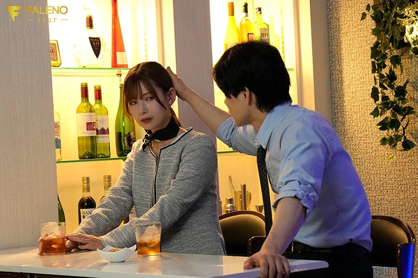 膝をつくのは私。飼い主は新入社員。支配されたい欲望を暴かれた女社長がプライドを捨てる絶頂愛玩セックス堕ち 明里つむぎ1枚目