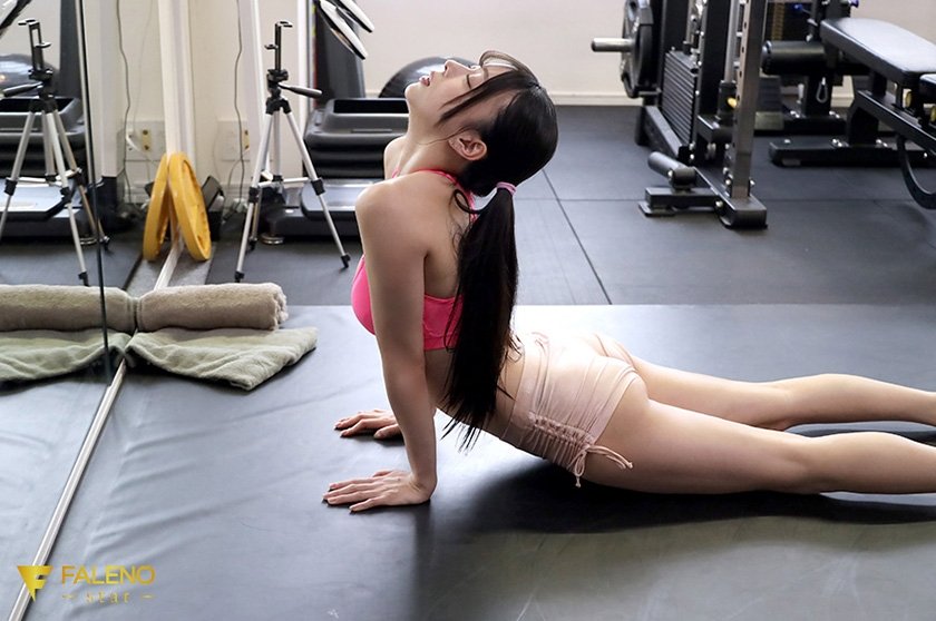 デカチンばかりを惹きつけるデカ尻ジムトレーナーのバックピストン4SEX 篠宮るい1枚目
