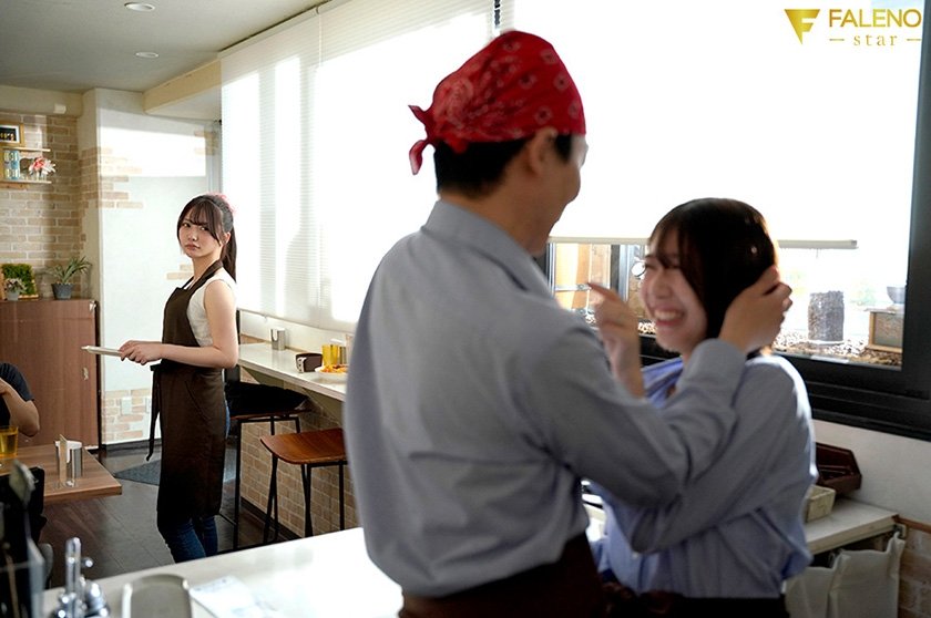スキマバイト逆NTR 既婚店長を密着乳首責めで横取りする小悪魔カフェ店員 甘夏唯5枚目