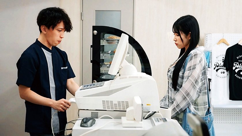 コンビニのバックヤードでセックスをするのが好きな彼女は不倫をしていた。 二羽紗愛1枚目