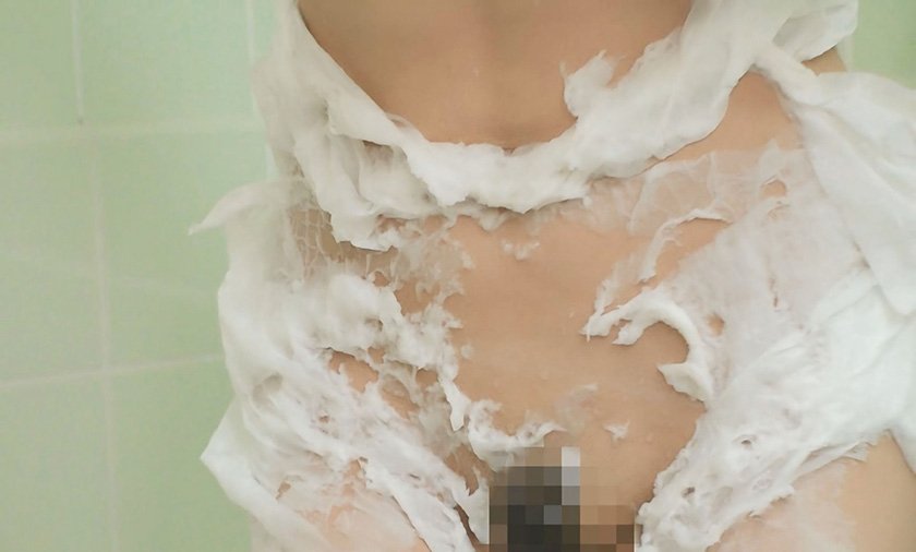 紙が溶けて大事なところが露わに！？相手の陰部をさらけ出せ！絶対に負けられない水鉄砲対決！ 参加女性20名1枚目