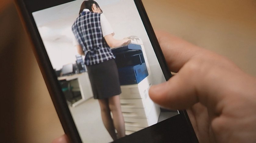 生真面目だと思っていた経理部女子はとんでもない痴女だった！弱みを握られ日夜社内で痴女られるハメに 入田真綾1枚目