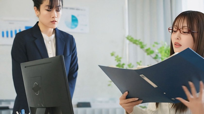 パワハラ女上司の裏の顔～部下に強くあたり散らし、人格否定までする裏で社長の前では従順な玩具だった～ 葉月まゆ1枚目