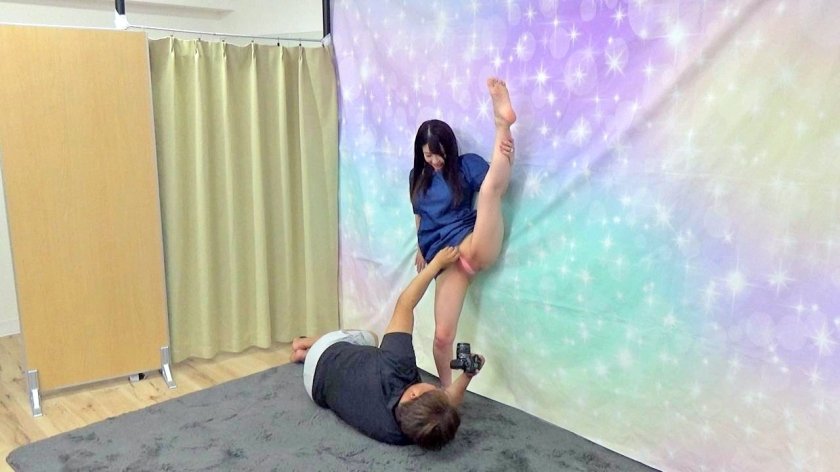 素人パンチラ in 自宅で個人撮影会vol.108!!!ポカポカ陽気に誘われてセクシーお姉さん大集合!極小サイズの水着を着てエッチなポーズ連発えちえち撮影会!!3枚目