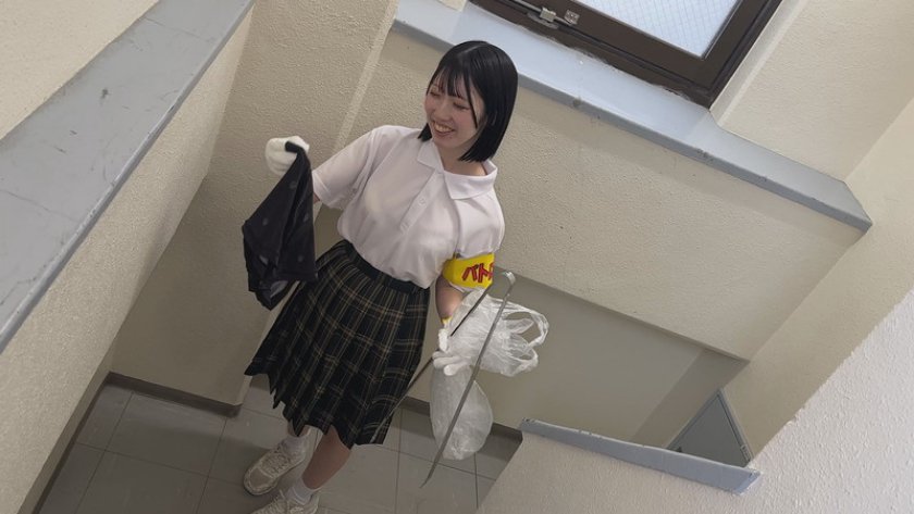 ゴミ拾う手の先輝く僕等の未来 ボランティア活動に勤しむ心の綺麗な女の子4名3枚目