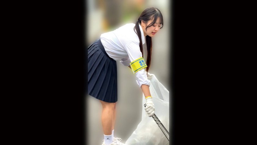 ゴミ拾う手の先輝く僕等の未来 ボランティア活動に勤しむ心の綺麗な女の子4名1枚目