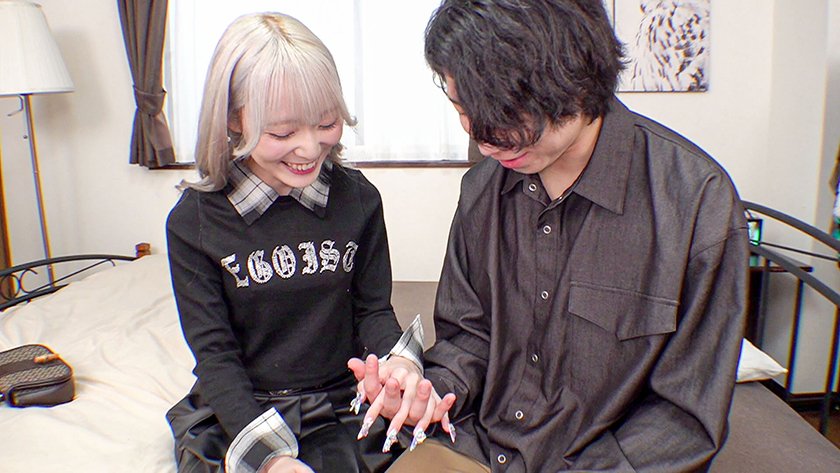 欲求不満なギャル若妻がSNSで知り合った奥手男子を手籠めにする。 藍瀬ミナ1枚目