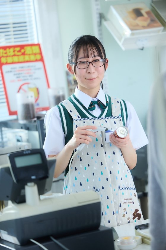 街で見かけるあの子にこっそり精子飲ませたかったんだ…クロワッサン、ケーキ、プリン、ドリンクに特製ホワイトシロップを添えて…そして最後は、たぎる精液を生飲みさせるのが私たちの使命。 青葉はる 鳥羽いく 白鳥怜1枚目