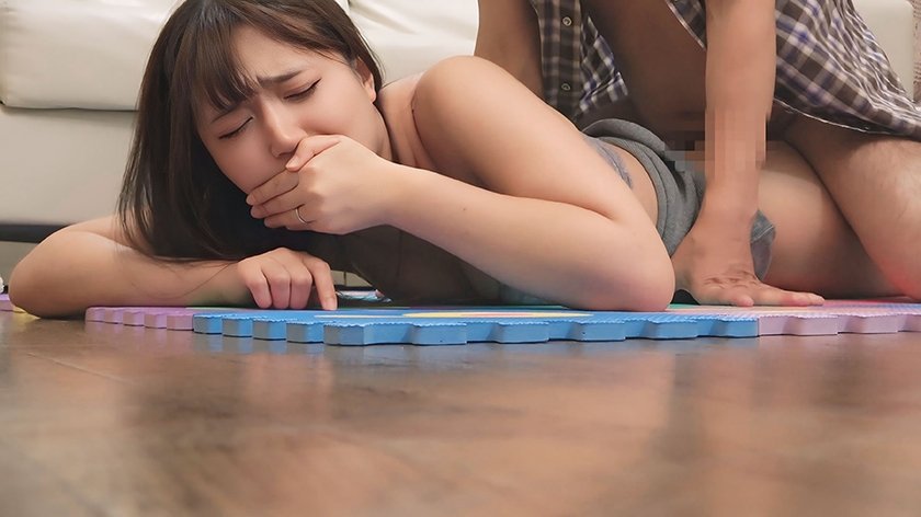 人妻自宅訪問！？声我慢性交！！夫婦・家族の憩いの場が汚される！？背徳さを感じ濡れてしまい間男の中出しまでも受けいれる人妻たち。COMPLETE BEST12枚目