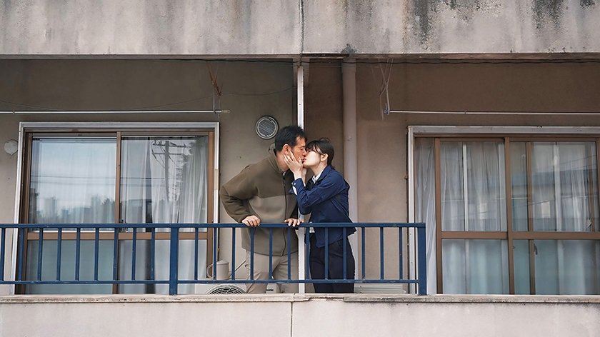福祉課職員の人妻は訪問先の住人と一度だけ中出しを受け入れて不倫をした話 最上一花4枚目