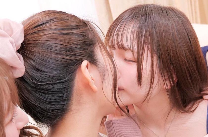 奥様たちが家でママ友会していたら女だけのレズ王様ゲーム→女王様ゲームに！ 末広純 天然美月 白石かんな 真白みのり 江戸川もなか1枚目