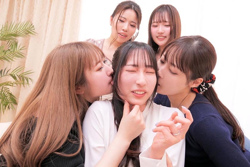 奥様たちが家でママ友会していたら女だけのレズ王様ゲーム→女王様ゲームに！ 末広純 天然美月 白石かんな 真白みのり 江戸川もなか7枚目