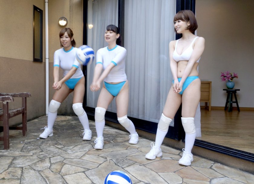 ママさんバレー優勝候補チームが僕ん家に来た！ハイレグブルマ姿で自主練する熱心な若妻にチ●ポで応援3枚目