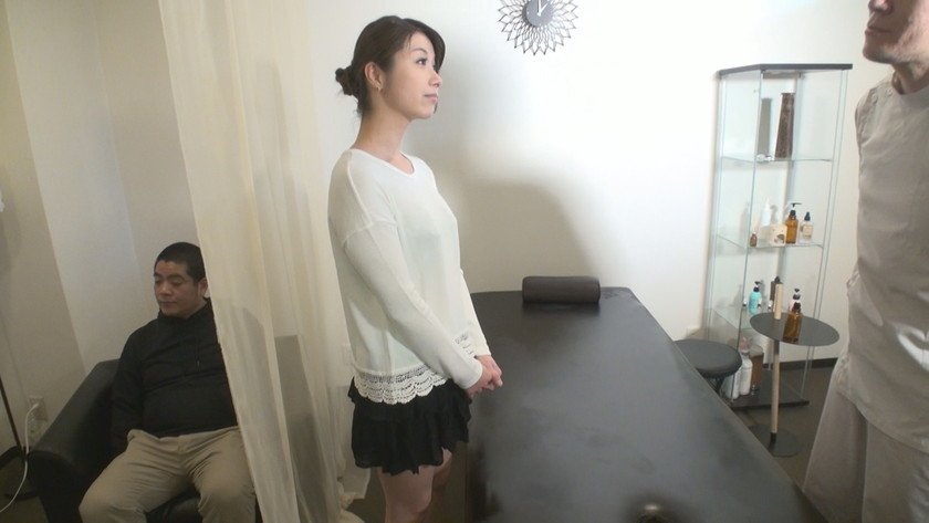 隣に夫がいるのにマッサージで感じる人妻。アソコをいじられ必死に声を押し殺してるので生チ●ポ挿入中出し大サービス！ 特別編集10枚目