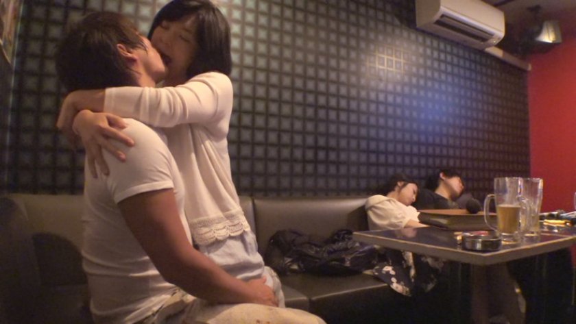 キス魔になる奥さん 普段は固い性格なのに、酒を飲むと僕に甘えまくって隣の部屋に旦那がいるにも関わらずベロチュウをせがみまくる！ 特別編集7枚目