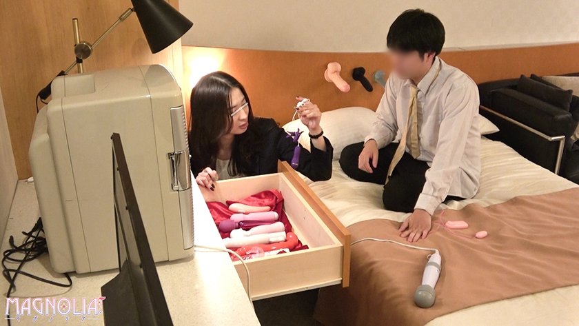 『出張先のホテルで憧れの女先輩とまさかの相部屋宿泊！次々に巻き起こるエッチなハプニングにどこまで発展してしまうのか！？』おっとりセクシーな先輩と済し崩しにねっとりSEX☆生パコのあまりの気持ち良さにお互い腰を振りまくる♪【街角素人モニタリング♯あや】2枚目