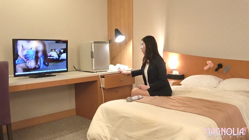 『出張先のホテルで憧れの女先輩とまさかの相部屋宿泊！次々に巻き起こるエッチなハプニングにどこまで発展してしまうのか！？』おっとりセクシーな先輩と済し崩しにねっとりSEX☆生パコのあまりの気持ち良さにお互い腰を振りまくる♪【街角素人モニタリング♯あや】3枚目