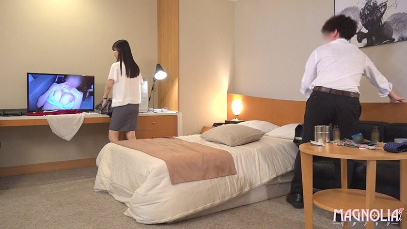 『出張先のホテルで憧れの女先輩とまさかの相部屋宿泊！次々に巻き起こるエッチなハプニングにどこまで発展してしまうのか！？』優しいキレかわ先輩と勢いでイチャラブSEX☆途中でゴムを外して快楽に溺れながら互いに腰を振りまくる♪【街角素人モニタリング♯まい】3枚目