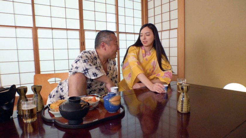 温泉街で随一の美人妻！くびれスレンダー社長夫人の寝取られ中出し性交2枚目