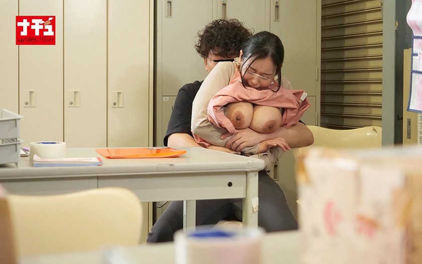 倉庫勤務中でも拒めずやらせてくれる地味巨乳パート妻は騎乗位になると物凄いこねくり腰で中出しをせまるエロ狂いに豹変 311枚目