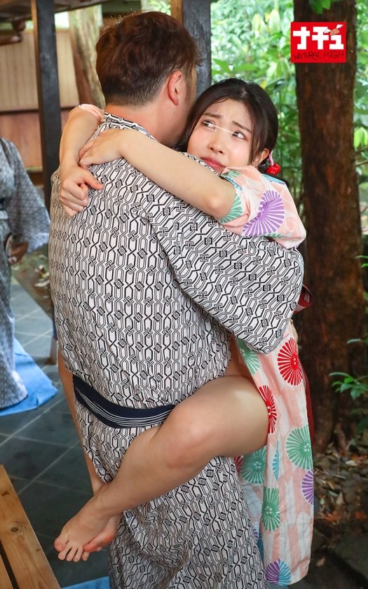 温泉客が居ても浴衣の中の抱っこSEXで挿入して逃がさず何発も膣射させる痴女っこ 37枚目