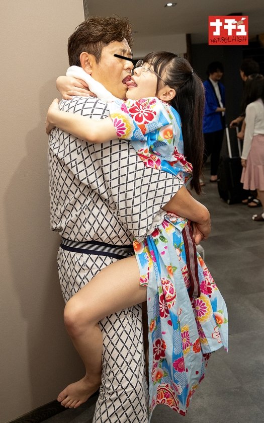 温泉客が居ても浴衣の中の抱っこSEXで挿入して逃がさず何発も膣射させる痴女っこ 313枚目