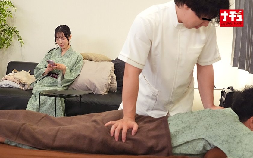 夫がいるのに平然と寝バックでハメたままマッサージされるスローな刺激でイってしまった欲求不満妻は中出しを拒めない10枚目