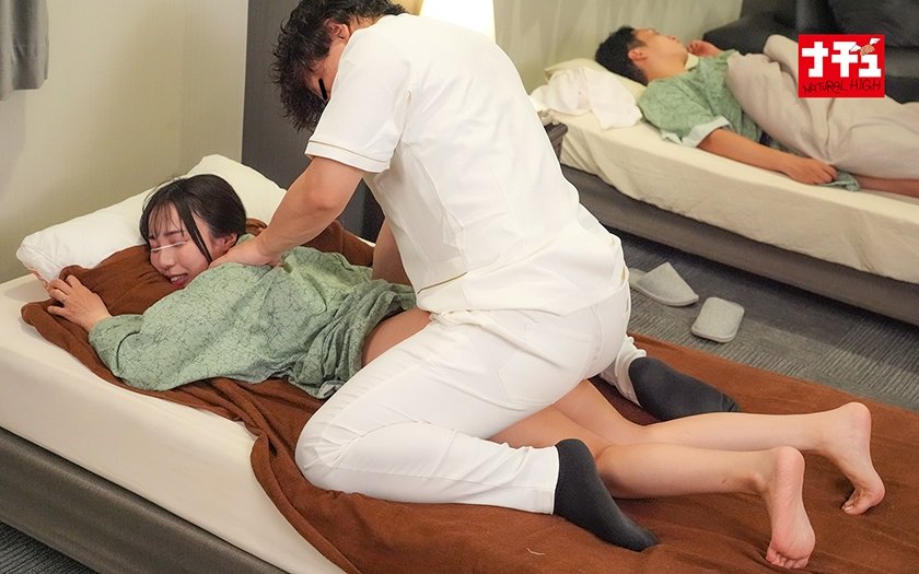 夫がいるのに平然と寝バックでハメたままマッサージされるスローな刺激でイってしまった欲求不満妻は中出しを拒めない12枚目