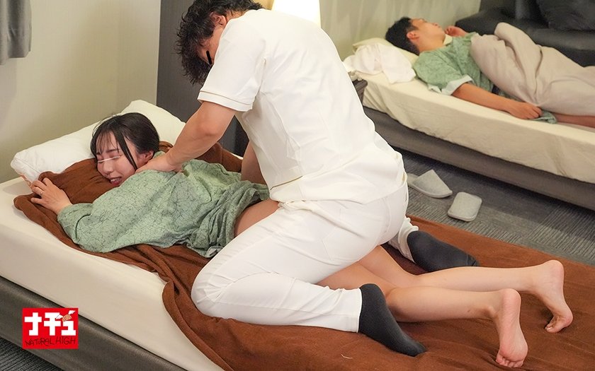 夫がいるのに平然と寝バックでハメたままマッサージされるスローな刺激でイってしまった欲求不満妻は中出しを拒めない 流されムッツリ妻2枚目