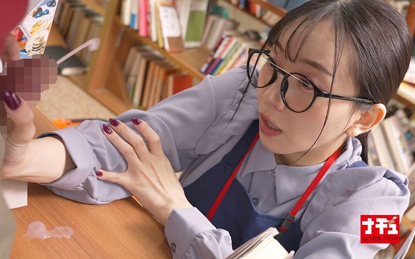 青年チ○ポを本棚越し手コキでこっそり発射させ声我慢SEXで中出しまでさせる年下好き美人司書 23枚目