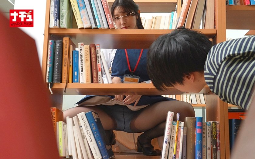 青年チ○ポを本棚越し手コキでこっそり発射させ声我慢SEXで中出しまでさせる年下好き美人司書 21枚目