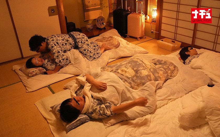 布団の中の密着ピストンでねっとり膣奥を突かれ夫に声をかけられずイキ堕ちた敏感妻は何度も絶頂を求める56枚目