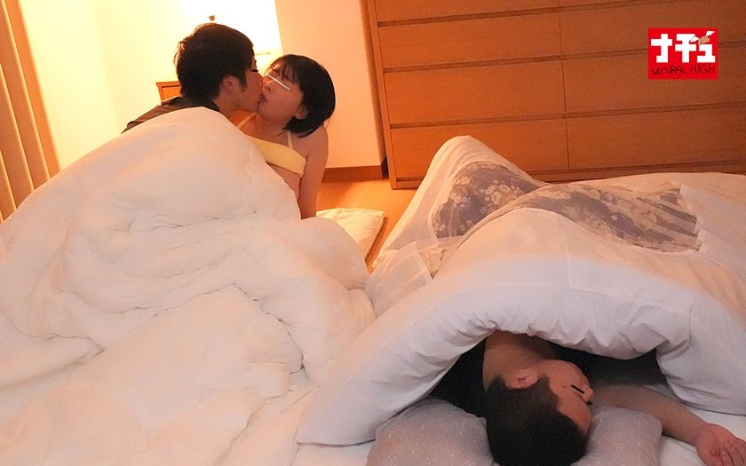 布団の中の密着ピストンでねっとり膣奥を突かれ夫に声をかけられずイキ堕ちた敏感妻は何度も絶頂を求める510枚目