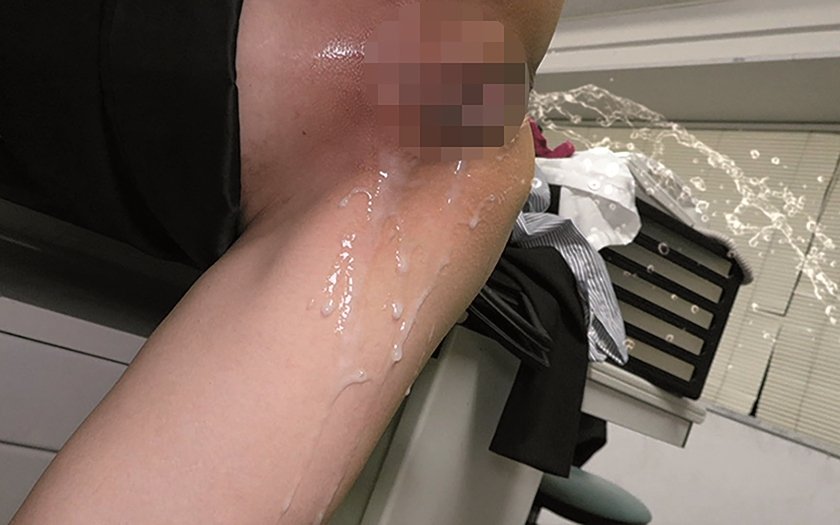 「ここで吹くなんて…ダメ…」机に突かれ、背中を押さえつけられたまま立ちバックで何度も潮を吹かされ、激しいピストンにイキながら連続中出し 壊れていく居場所 若菜れいか12枚目