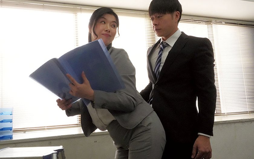 デカ尻女上司のピタパン誘惑に童貞部下が暴発寸前！我慢できずにピタパン越しの尻圧のまま即ハメ中出し！残業中の社内で何度も射精させられた 加藤ツバキ11枚目