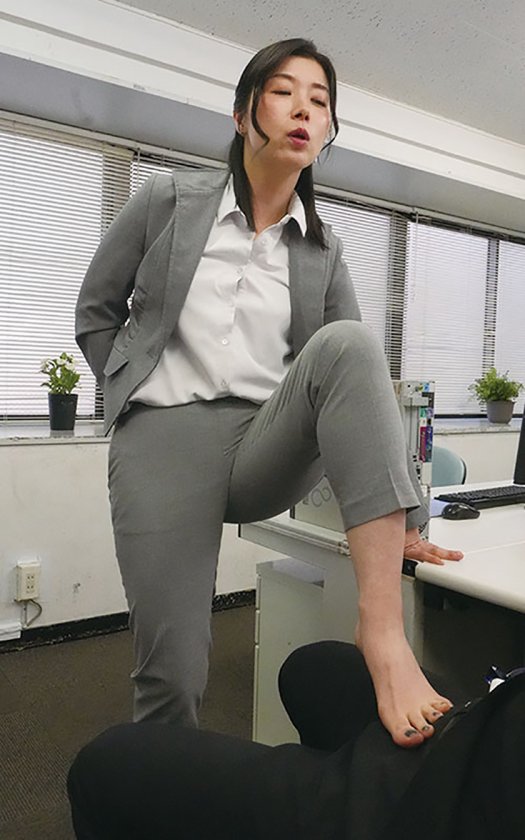 デカ尻女上司のピタパン誘惑に童貞部下が暴発寸前！我慢できずにピタパン越しの尻圧のまま即ハメ中出し！残業中の社内で何度も射精させられた 加藤ツバキ12枚目