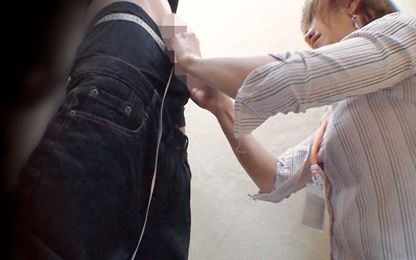 紳士服店の試着室でチ○ポ出して美人店員に裾上げ依頼7枚目