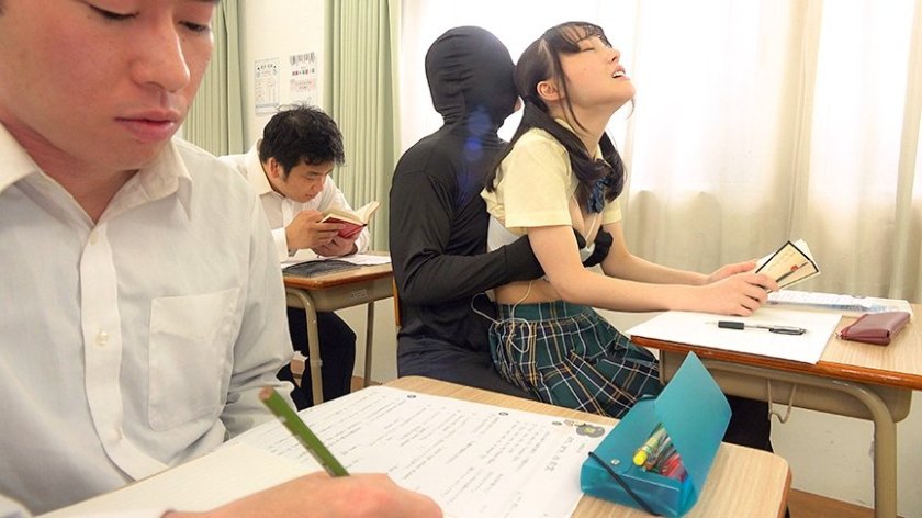 乳首いじりが日常に溶け込んだ世界でイジられていることには気づかないまま皆の前で乳首絶頂してしまう敏感女たち3枚目