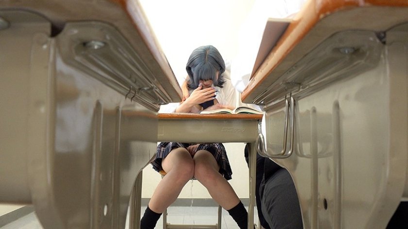 バレたらヤバい状況で敏感乳首をイジられお漏らし絶頂してしまう女たち3枚目