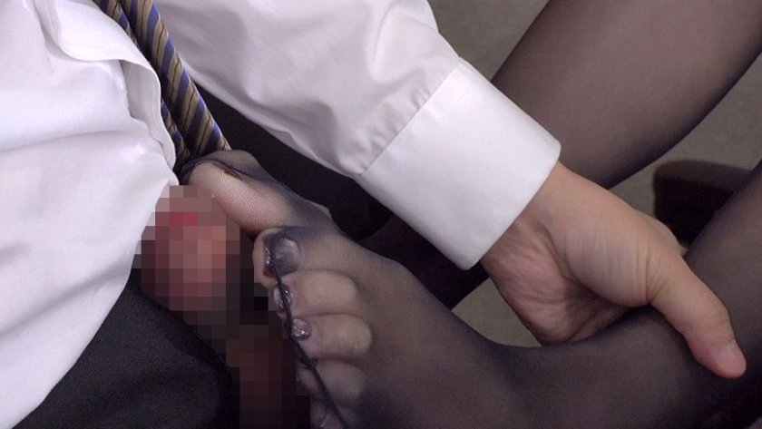 睨みパンスト脚コキ  大嫌いな男に弱みを握られたOL達6枚目